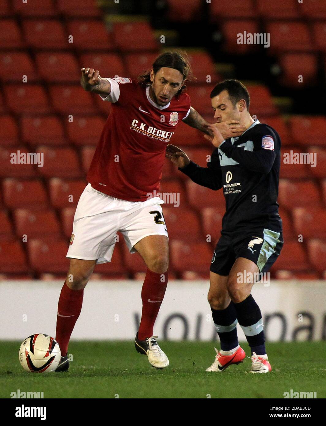 Barnsleys Jonathan Greening und Burnleys Ross Wallace-Kampf um den Ballbesitz Stockfoto