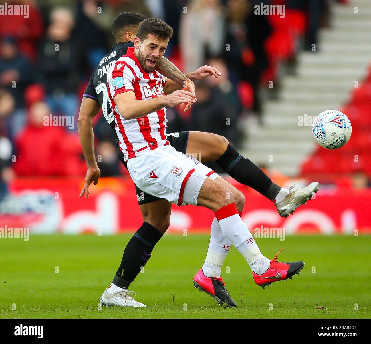 Der von Stoke City ausgetragene Kampf um den Ball beim Sky Bet Championship Match im BET365 Stadium um Tommy Smith (rechts) und den von Charton Athletic Stockfoto