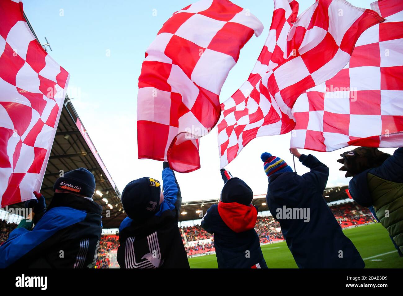 Die jungen Fans von Stoke City winken vor dem Sky Bet Championship Match im BET365 Stadium mit der Flagge der Clubs Stockfoto