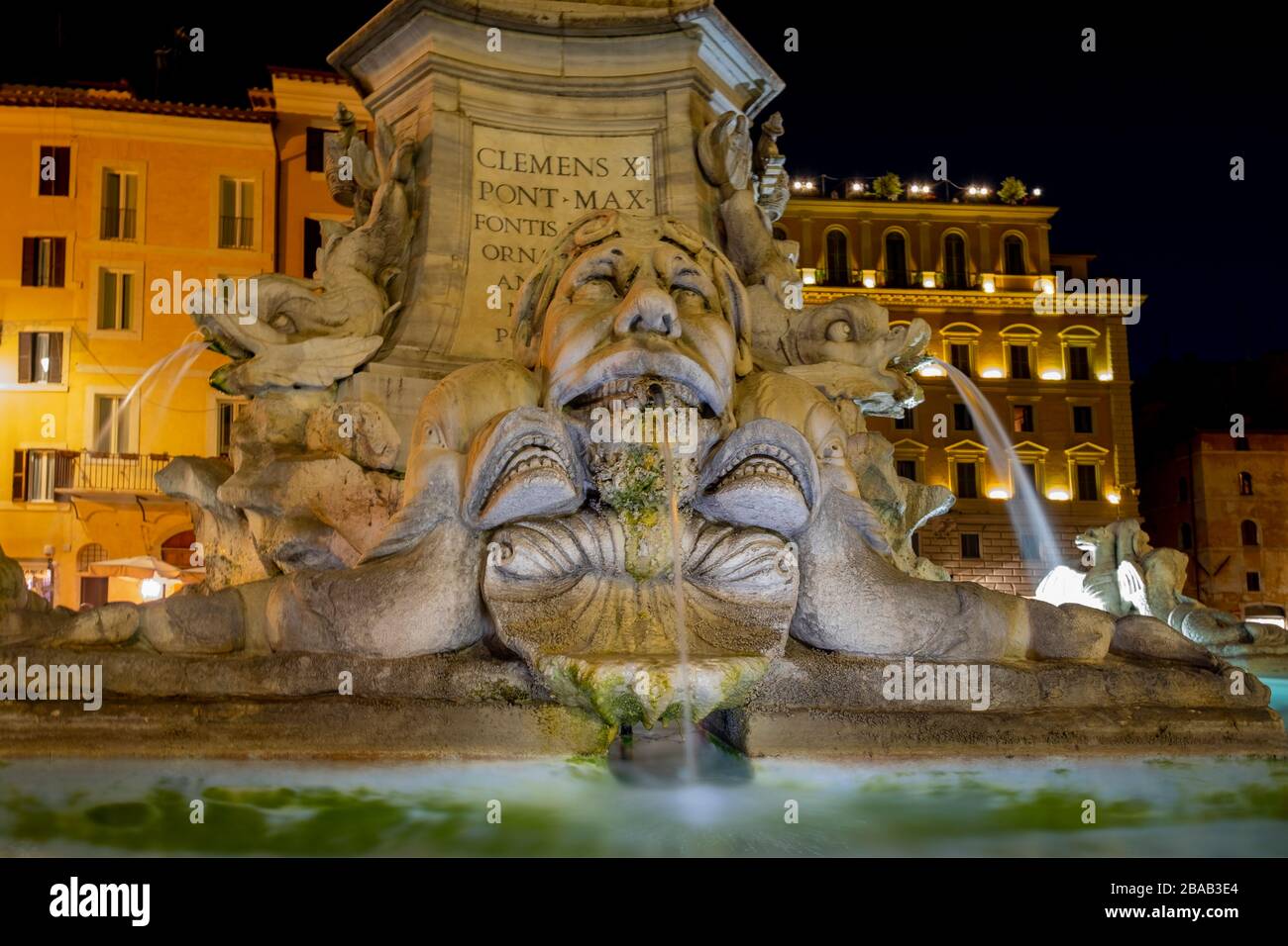 Nachtaufnahmen auf dem Pantheon-Platz. Detail des Springbrunnens der Piazza della Rotonda in Rom, Italien Stockfoto