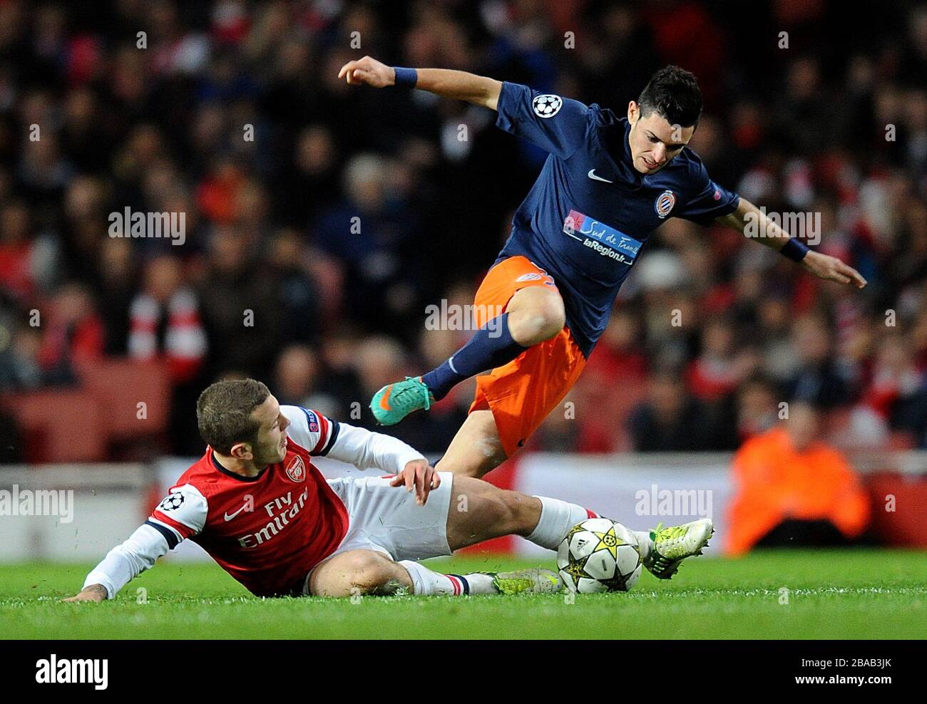 Arsenals Jack Wilshere (links) und Montpelliers Remy Cabella kämpfen um den Ball Stockfoto