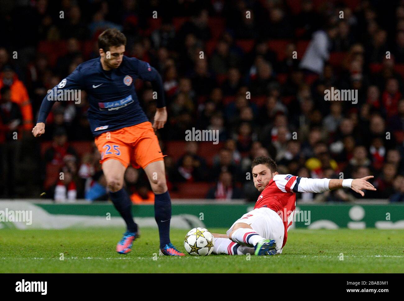 Arsenals Olivier Giroud (rechts) rutscht ein, um Montpelliers Mathieu Deplagne herauszufordern Stockfoto