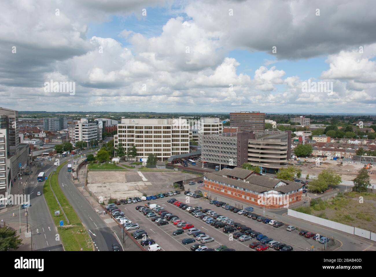 Vom Dach des Jurys Inn Hotel aus hat man einen Blick auf das Kimmerfields Reentwicklungsgebiet des Swindon Town Center Stockfoto