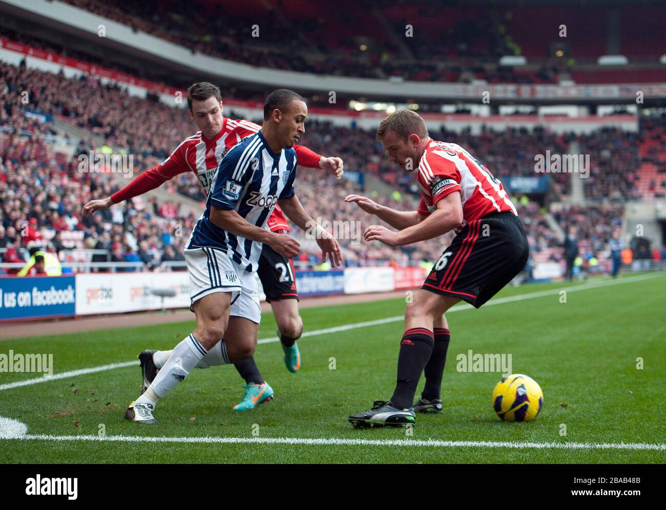 Peter Odemwingie (Center) von West Bromwich Albion in Aktion mit Adam Johnson (links) von Sunderland und Lee Cattermole Stockfoto