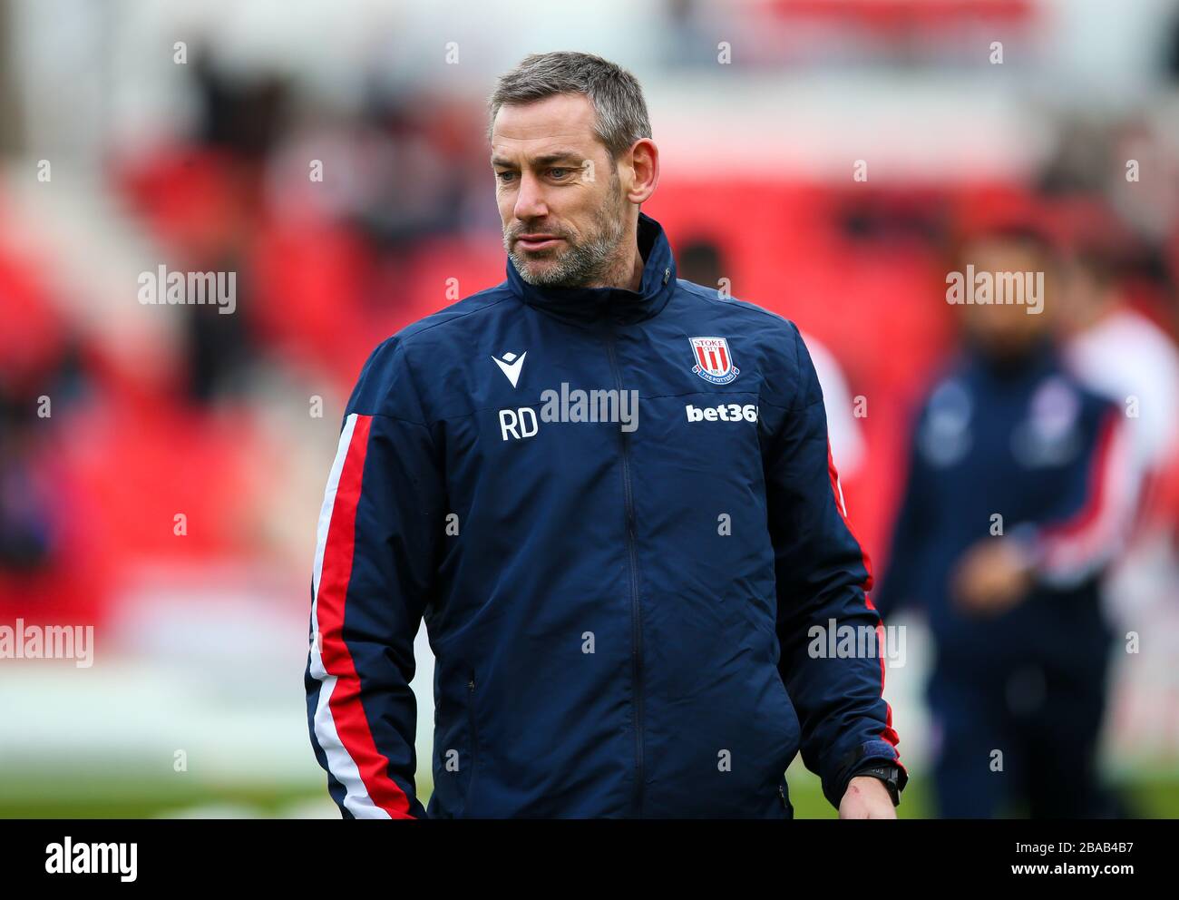 Stoke City's erster Teamtrainer Rory Delap während der Aufwärmphase im Sky Bet Championship Match im BET365 Stadium Stockfoto