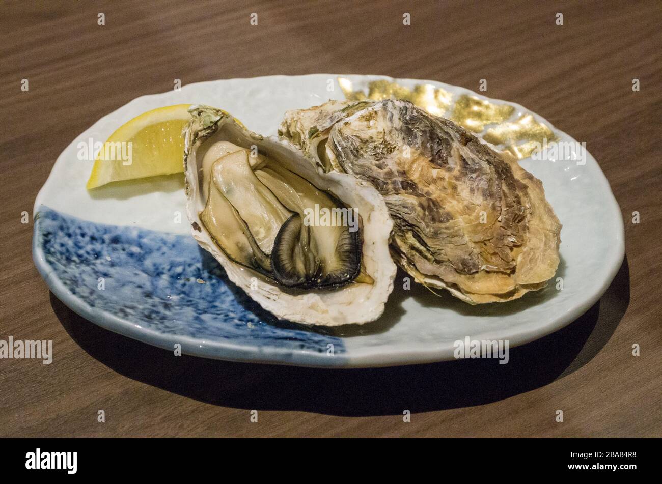 Miyajima lokale Delikatesse Rohaustern serviert während eines Gänseki-Diners auf Miyajima Island, Hiroshima, Japan Stockfoto