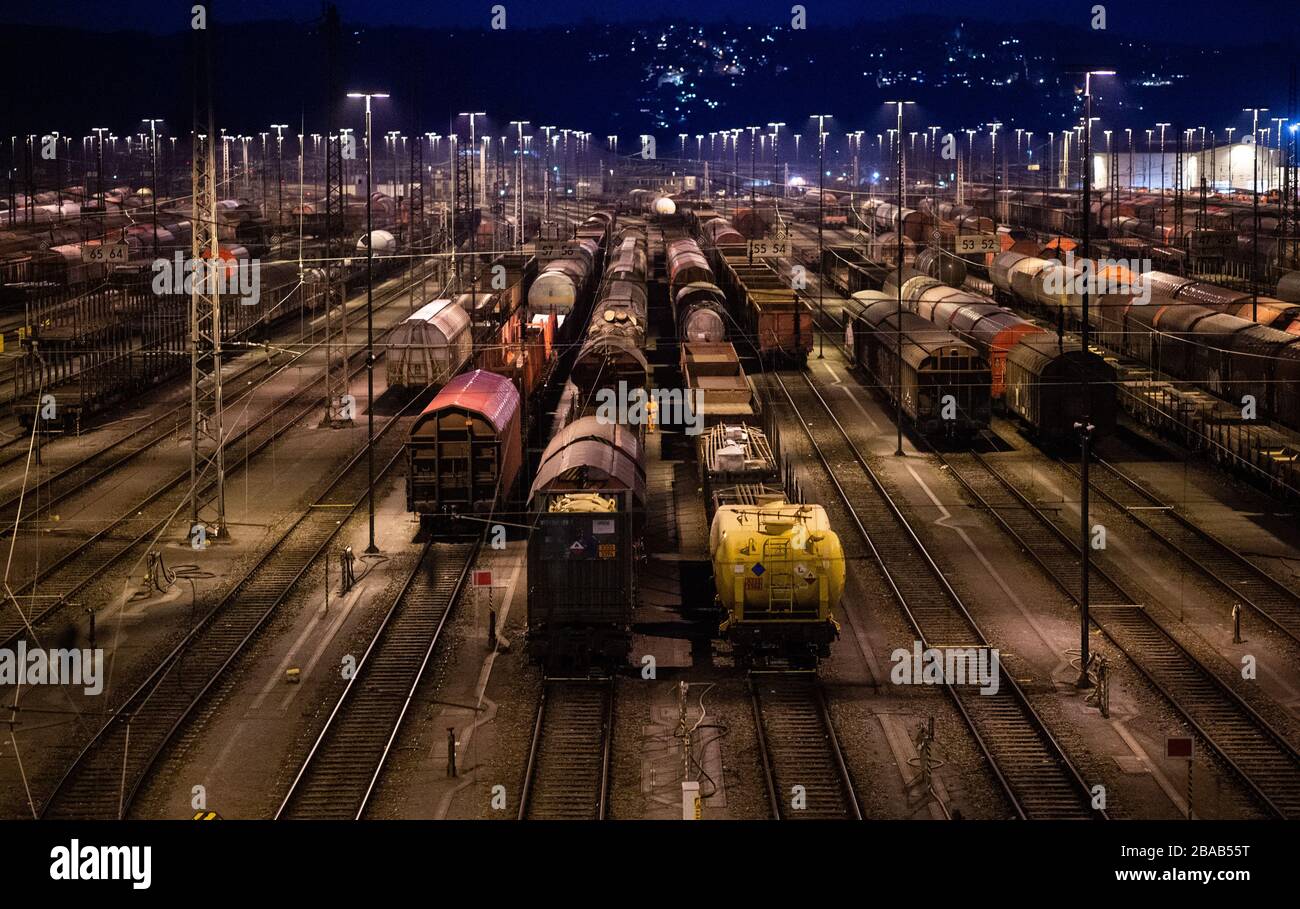 Hagen, Deutschland. März 2020. In der Lobby des Güterbahnhofs spaziert ein Mann zwischen den Wagen. Laut der Deutschen Bahn macht sich seit Tagen aufgrund der Koronakrise ein steigender Bedarf an Schienenverkehr bemerkbar. Credit: Jonas-Güttler / dpa / Alamy Live News Stockfoto