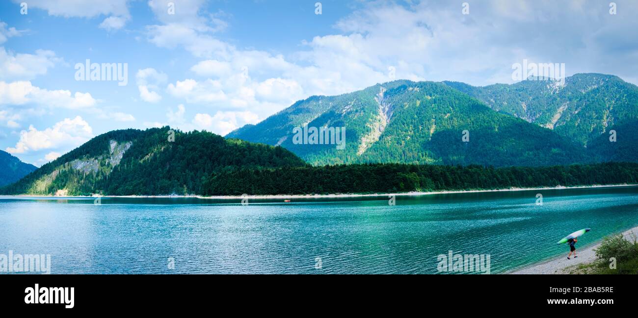Malerische Landschaft der Umgebung des Sylvenstein-Sees im Frühling, Bayern, Deutschland Stockfoto