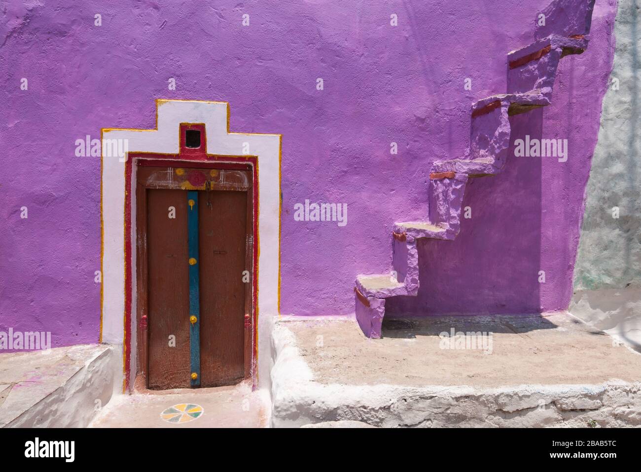 Farbenfrohe Türwand und abstrakte Treppenaufnahmen Stockfoto