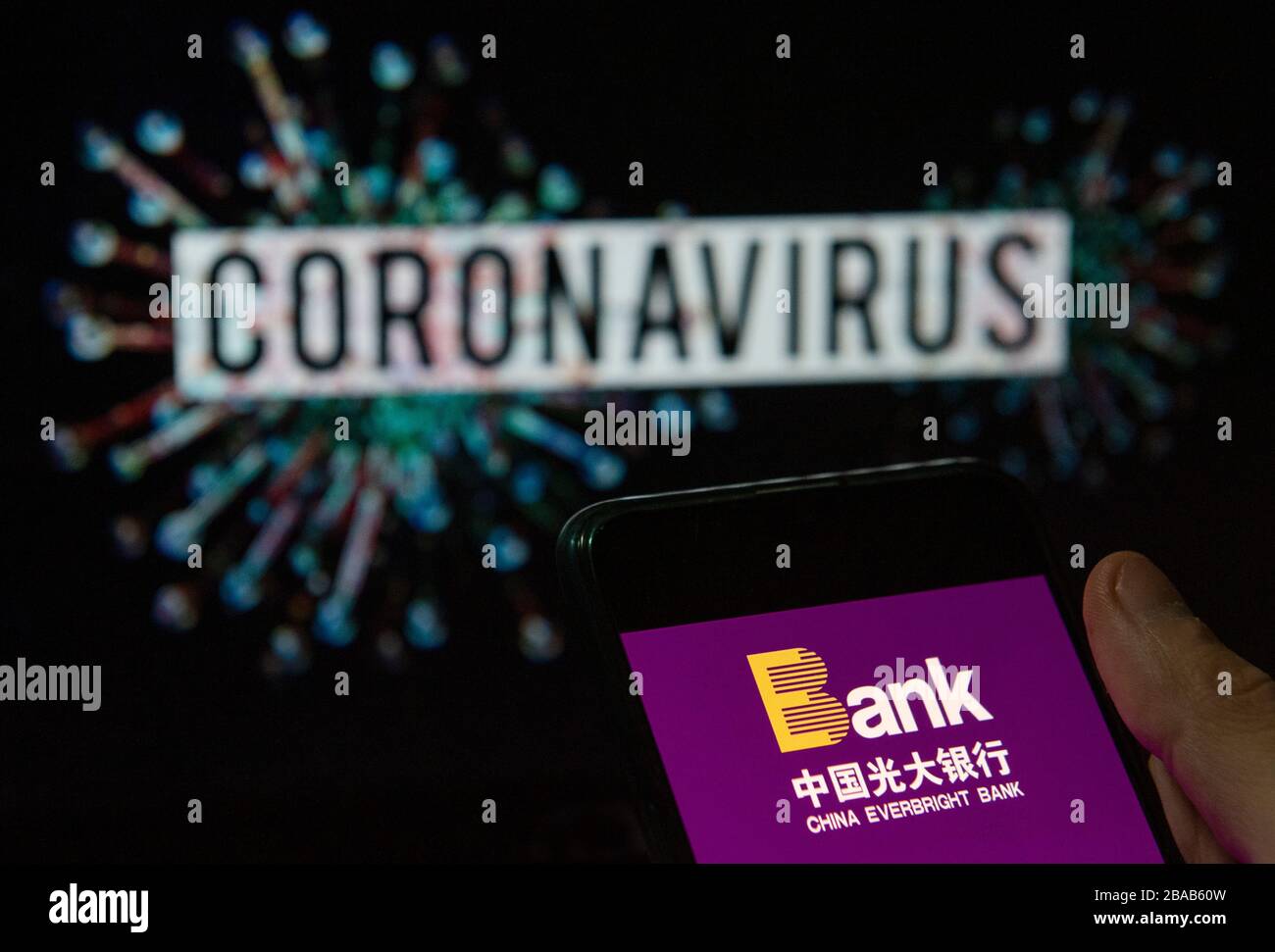 In dieser Abbildung ist das chinesische staatliche Bank- und Finanzdienstleistungsunternehmen China Everbright auf einem Smartphone mit einem Computermodell des COVID-19-Coronavirus im Hintergrund zu sehen. Stockfoto