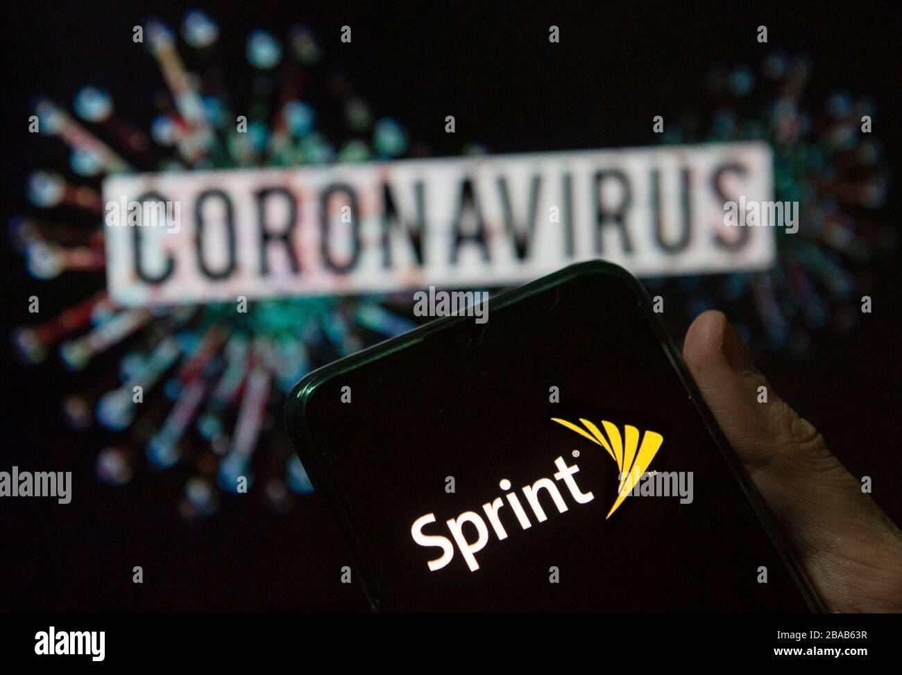 In dieser Abbildung zeigt das amerikanische Telekommunikationsunternehmen das Sprint-Logo des Internetdienstanbieters für drahtlose Dienste, das auf einem Smartphone mit einem Computermodell des COVID-19-Coronavirus im Hintergrund angezeigt wird. Stockfoto