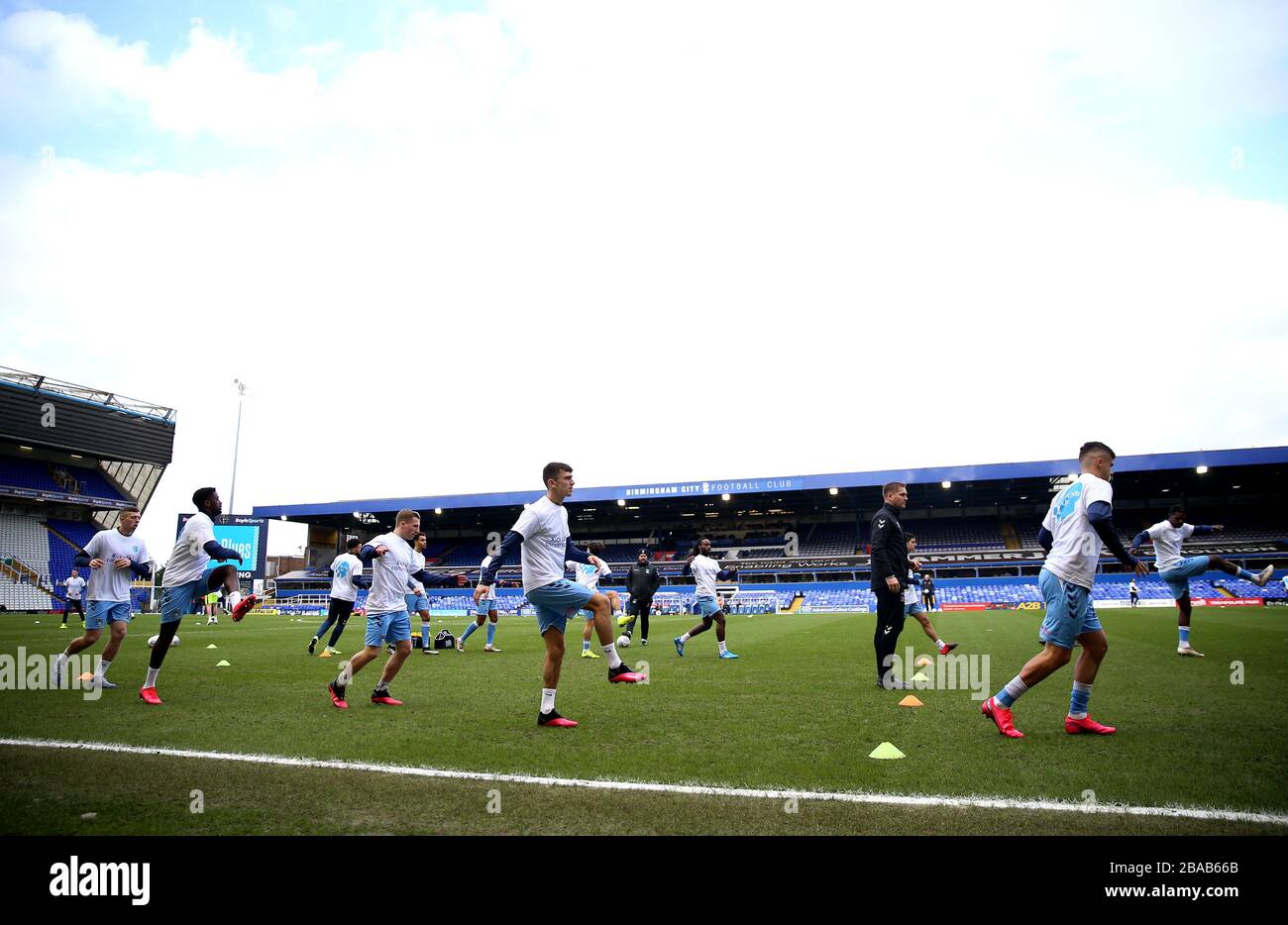 Eine allgemeine Ansicht der Spieler von Coventry City, die Heads Up-T-Shirts während der Vorkampf-Aufwärmphase vor Beginn des Spiels tragen Stockfoto