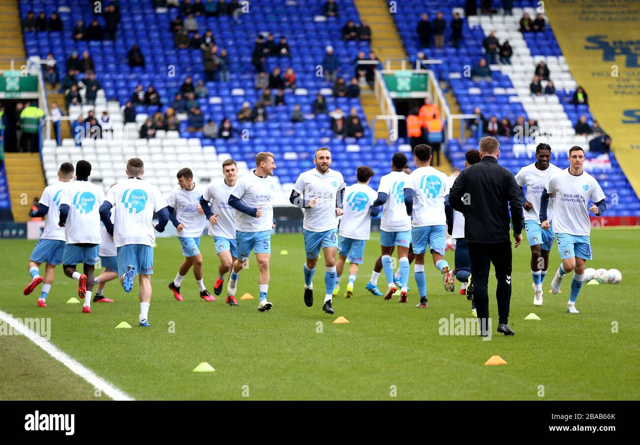 Eine allgemeine Ansicht der Spieler von Coventry City, die Heads Up-T-Shirts während der Vorkampf-Aufwärmphase vor Beginn des Spiels tragen Stockfoto
