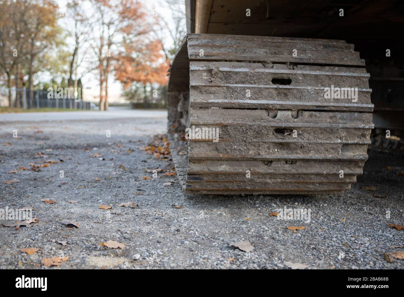 Tiefes Enrivonmental Closeup Ansicht der Bulldozer Track Grouser-Pads und Rollen Stockfoto