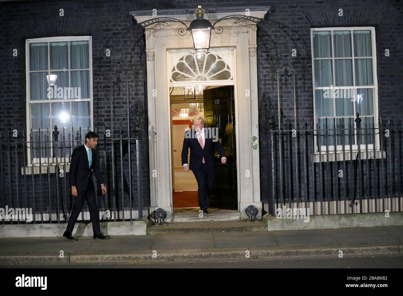 Premierminister Boris Johnson und der Kanzler Rishi Sunak vor der Downing Street, London, schlossen sich mit nationalem Applaus für die NHS von ihren Türstufen, Fenstern und Balkonen an, um ihre Anerkennung für alle NHS-Arbeiter zu zeigen, die beim Kampf gegen das Coronavirus helfen. Stockfoto