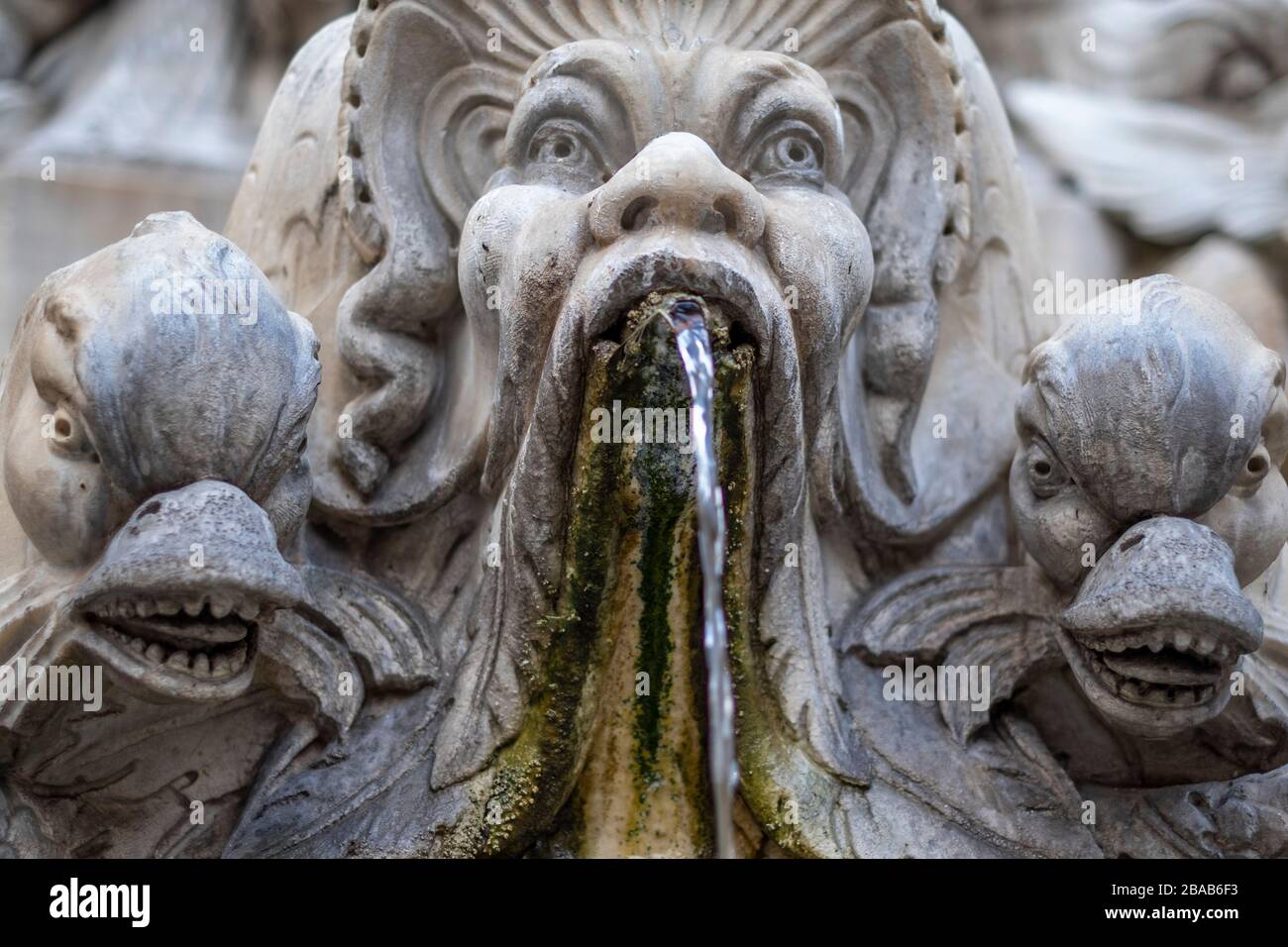 Nahaufnahme des Brunnens im Stil des Barock auf dem Pantheon-Platz. Detail des Springbrunnens der Piazza della Rotonda in Rom, Italien Stockfoto