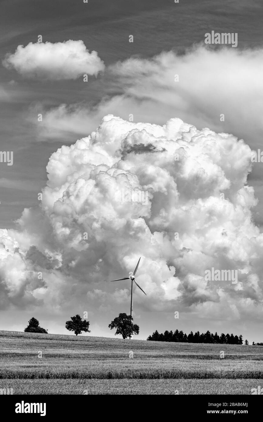 Windenergieanlage mit cumulus-wolke, Baden-Württemberg, Deutschland Stockfoto