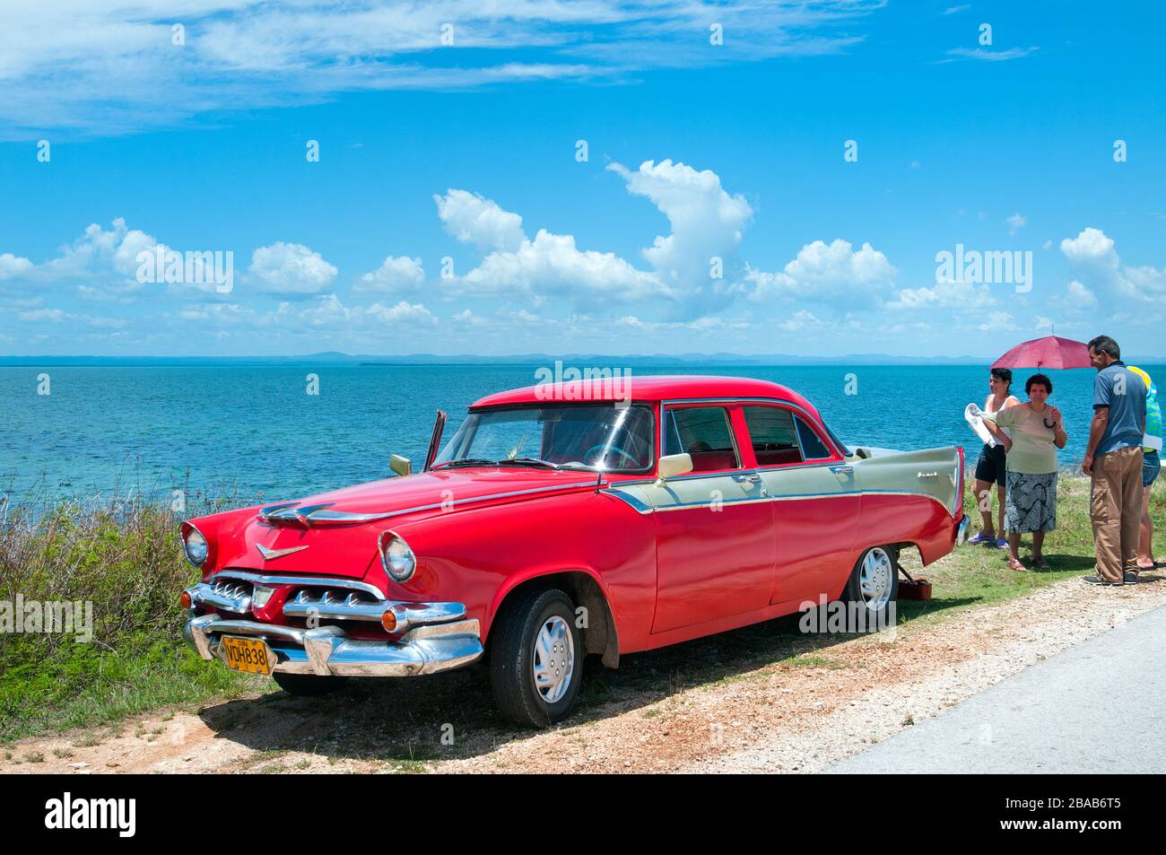 Kubanische Familie für die Fahrt im klassischen Oldtimer Cayo Santa Maria, Kuba Stockfoto
