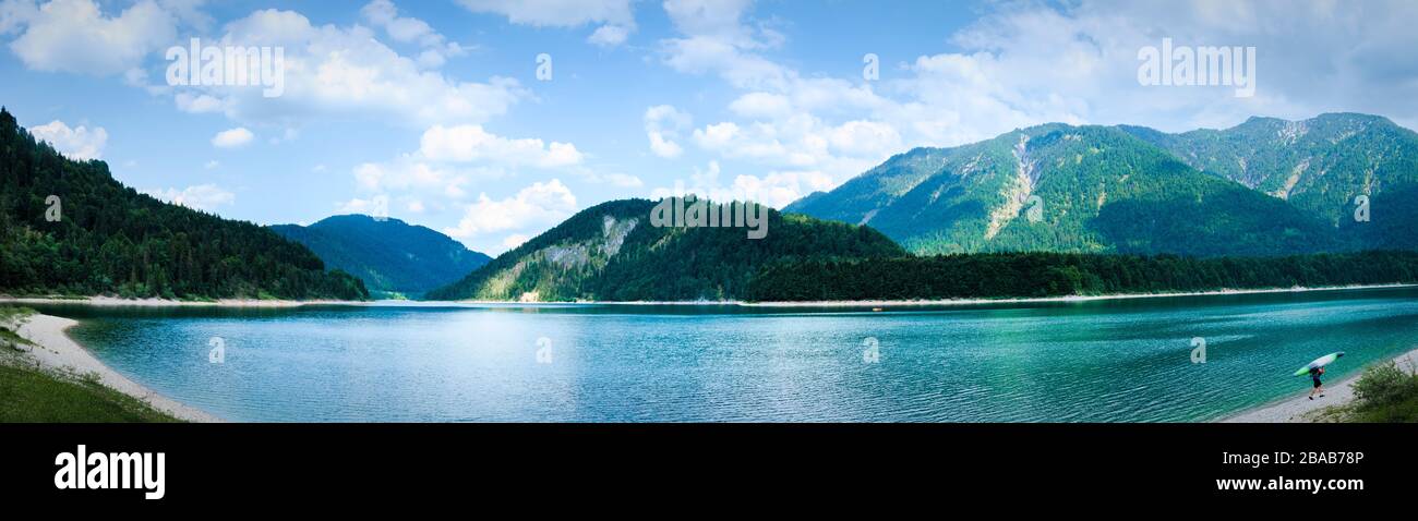 Blick auf die Wolken über dem Sylvensteinsee im Frühjahr, Bayern, Deutschland Stockfoto