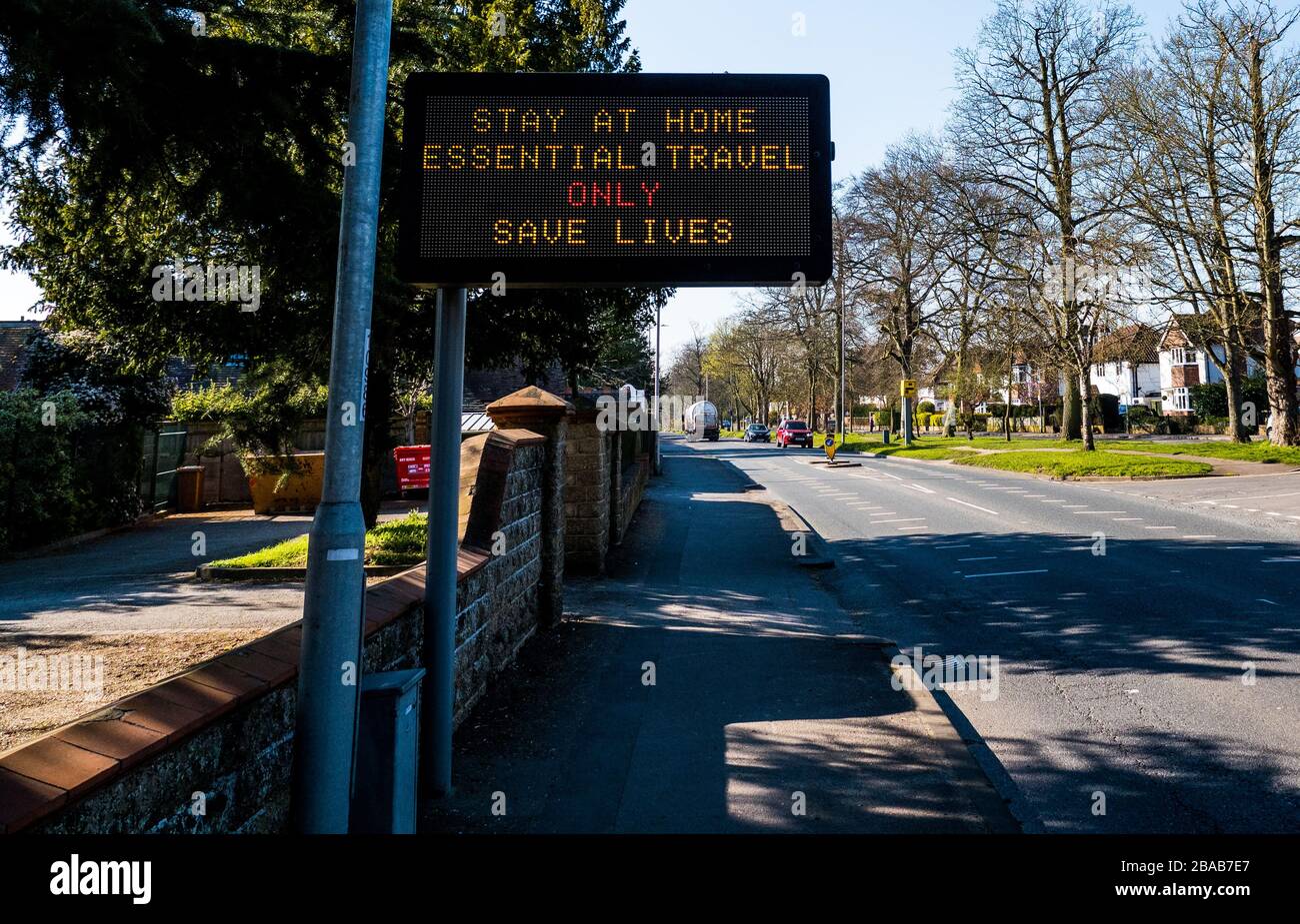 Schild, "Stay at Home", "Essential Travel Only", "Save Lives", "Traffic Sign", "Repurpowered for Public Health Warning", "Caversham", "Reading", Berkshire, England, Großbritannien. Stockfoto