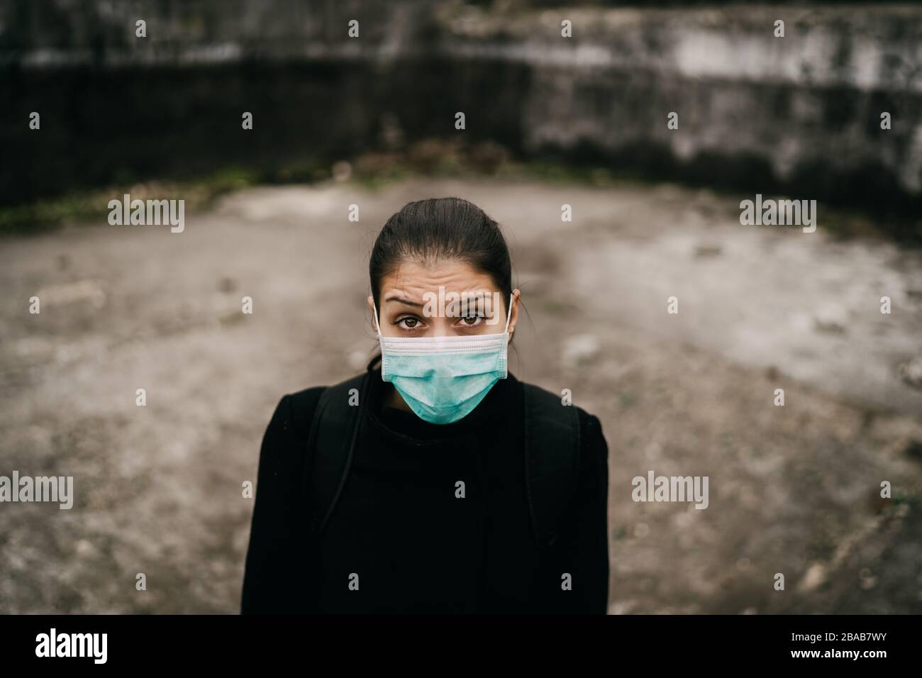 Patient, der an Infektionskrankheit leidet, kranker Mensch in Maske.erschrockene Frau, die an Krankheitssymptomen leidet.Patient isoliert, allein in desertierten u. Stockfoto
