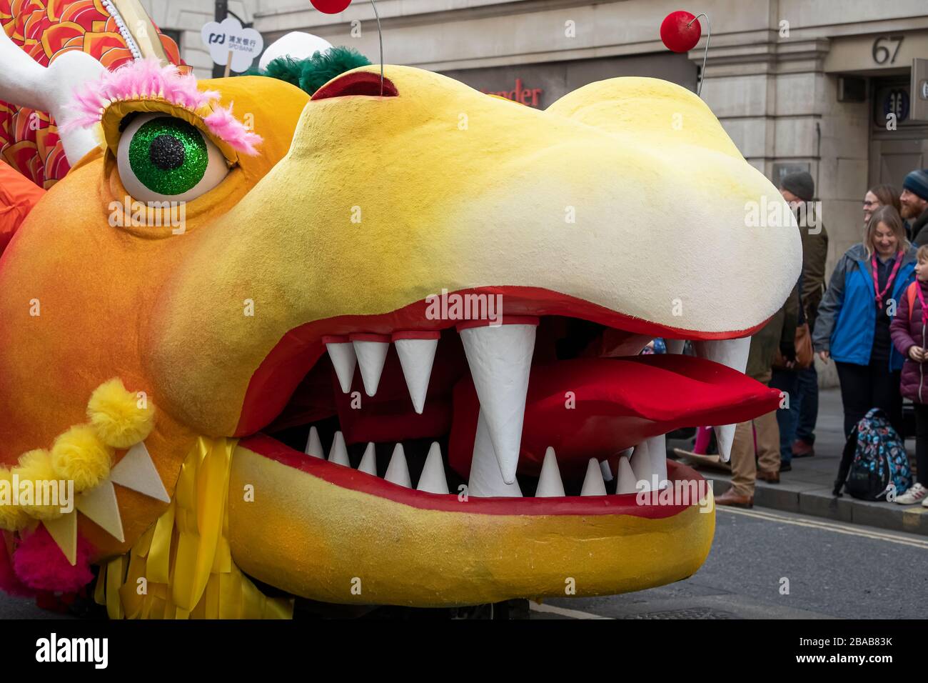 Der chinesische Drache "Float Heed" im Londoner Lord Mayor Procession in Cheapside in der City of London Stockfoto