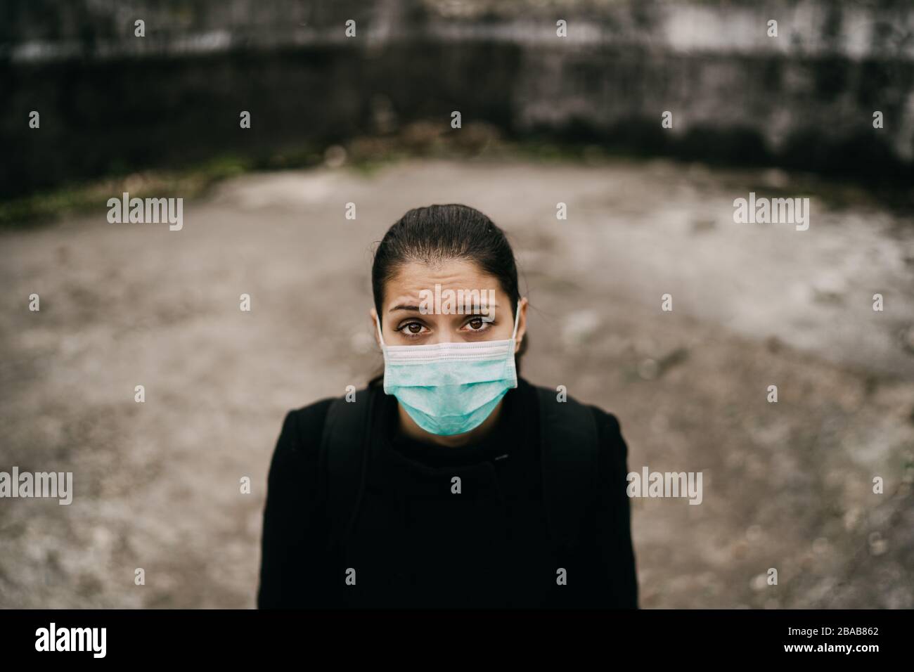 Patient, der an Infektionskrankheit leidet, kranker Mensch in Maske.erschrockene Frau, die an Symptomen einer unheilbaren Infektionskrankheit leidet.Patient in Isolatio Stockfoto