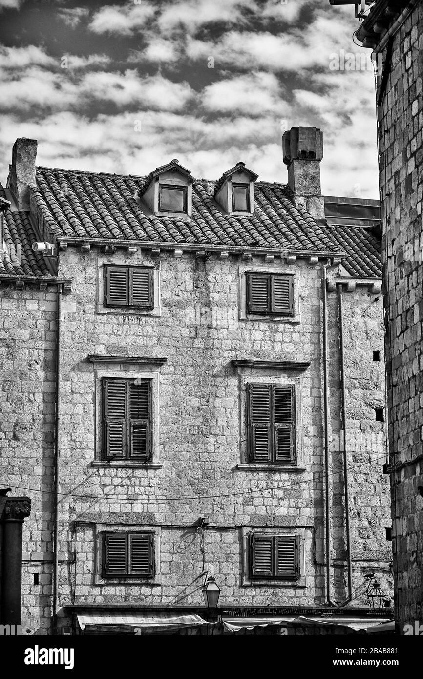 Traditionelle Fassade aus Stein, Lehmziegeldach und grünen Holzläden in der Altstadt von Dubrovnik, Kroatien Stockfoto