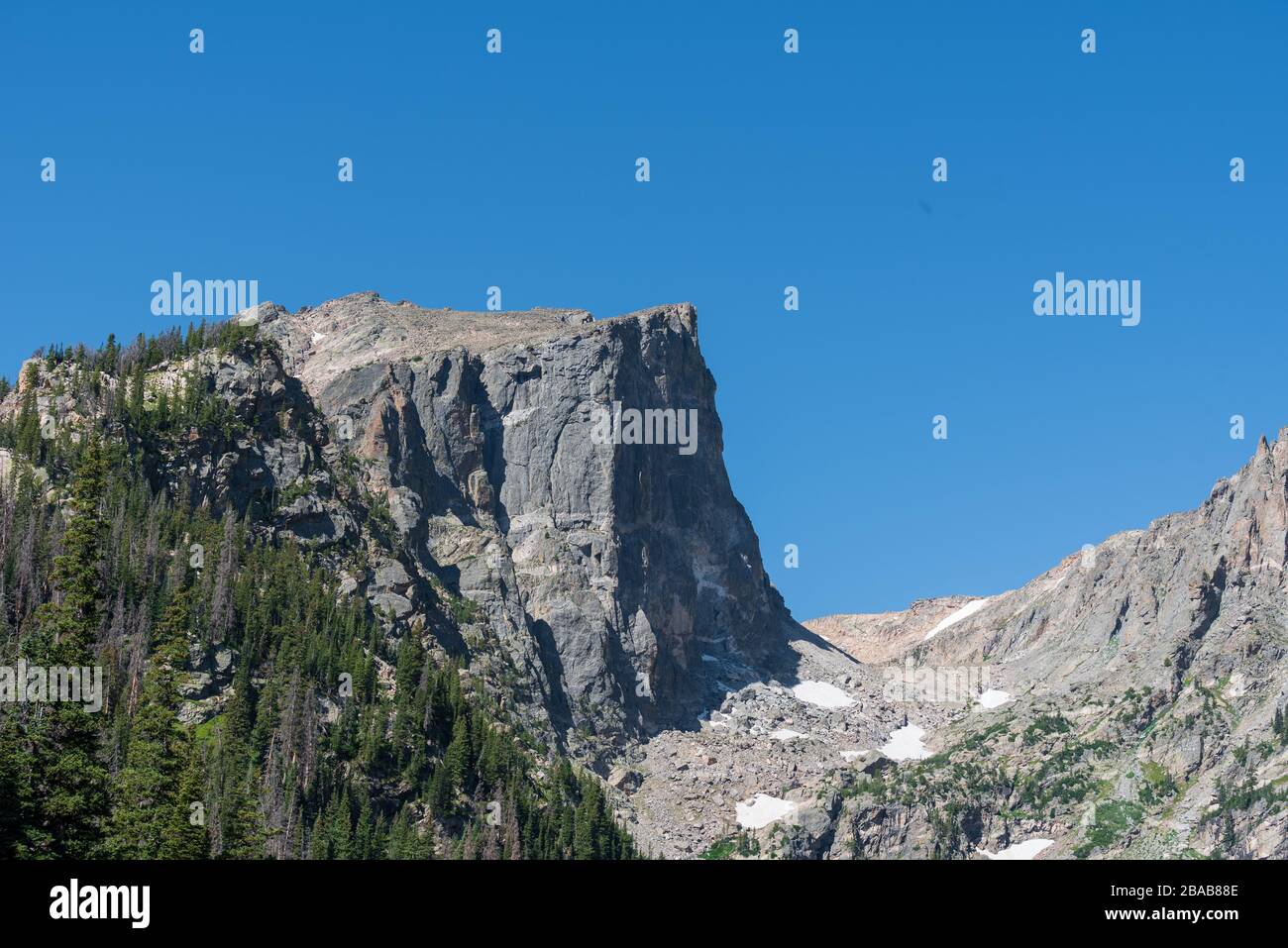 Landschaft von zerklüfteten Bergspitzen am Emerald Lake im Rocky Mountain National Park in Colorado Stockfoto