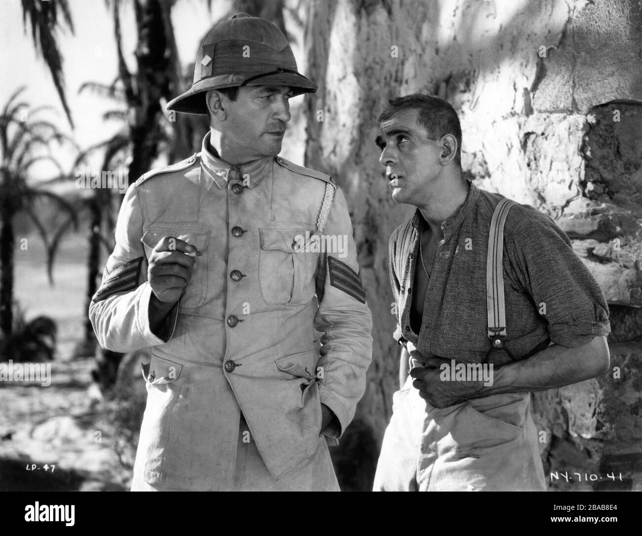 VICTOR McLAGLEN und BORIS KARLOFF bei DER VERLORENEN PATROUILLE 1934 Regisseur JOHN FORD Drehbuch Dudley Nichols RKO Radio Pictures Stockfoto