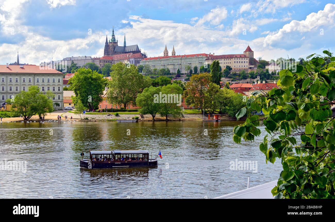 Blick über die Moldau zur Prager Burg auf dem Hradschin, Tschechien Stockfoto