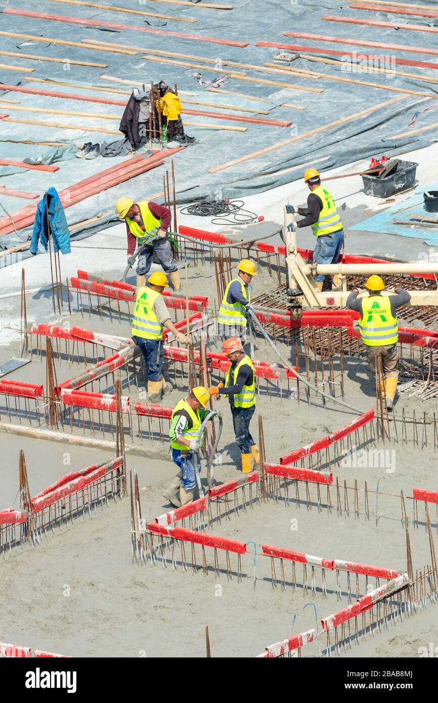 Hamburg, Deutschland; 20. Mai 2019; Gruppe von Bauarbeitern bei der Arbeit auf einer großen Baustelle Stockfoto