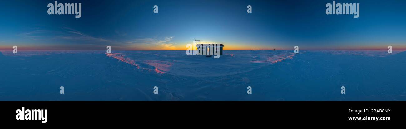 Eisfischereihaus, das bei Sonnenuntergang unter Schnee liegt, Minnesota, USA Stockfoto