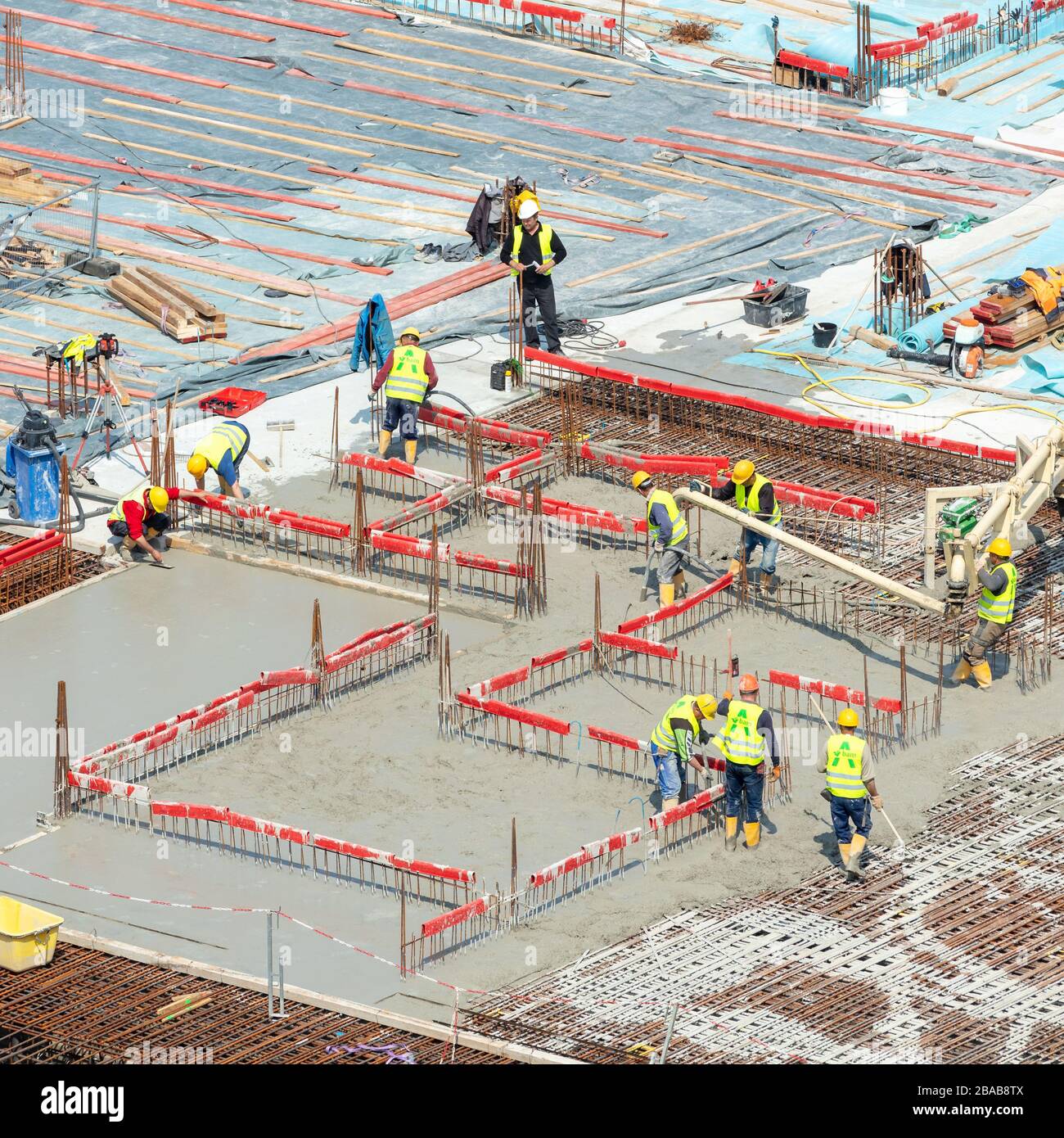 Hamburg, Deutschland; 20. Mai 2019; Gruppe von Bauarbeitern bei der Arbeit auf einer großen Baustelle Stockfoto