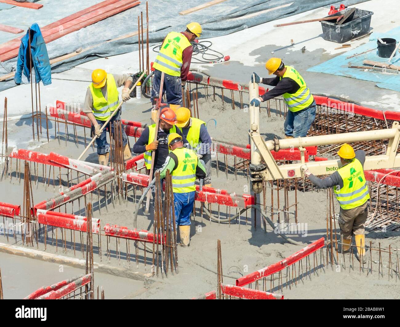 Hamburg, Deutschland; 20. Mai 2019; Gruppe von Bauarbeitern bei der Arbeit auf einer großen Baustelle Stockfoto
