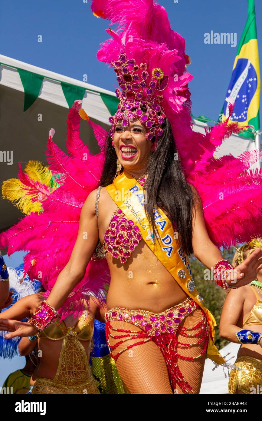 Brasilianische Samba-Tänzerin im Kostüm am Brazil Day Los Angeles Stockfoto