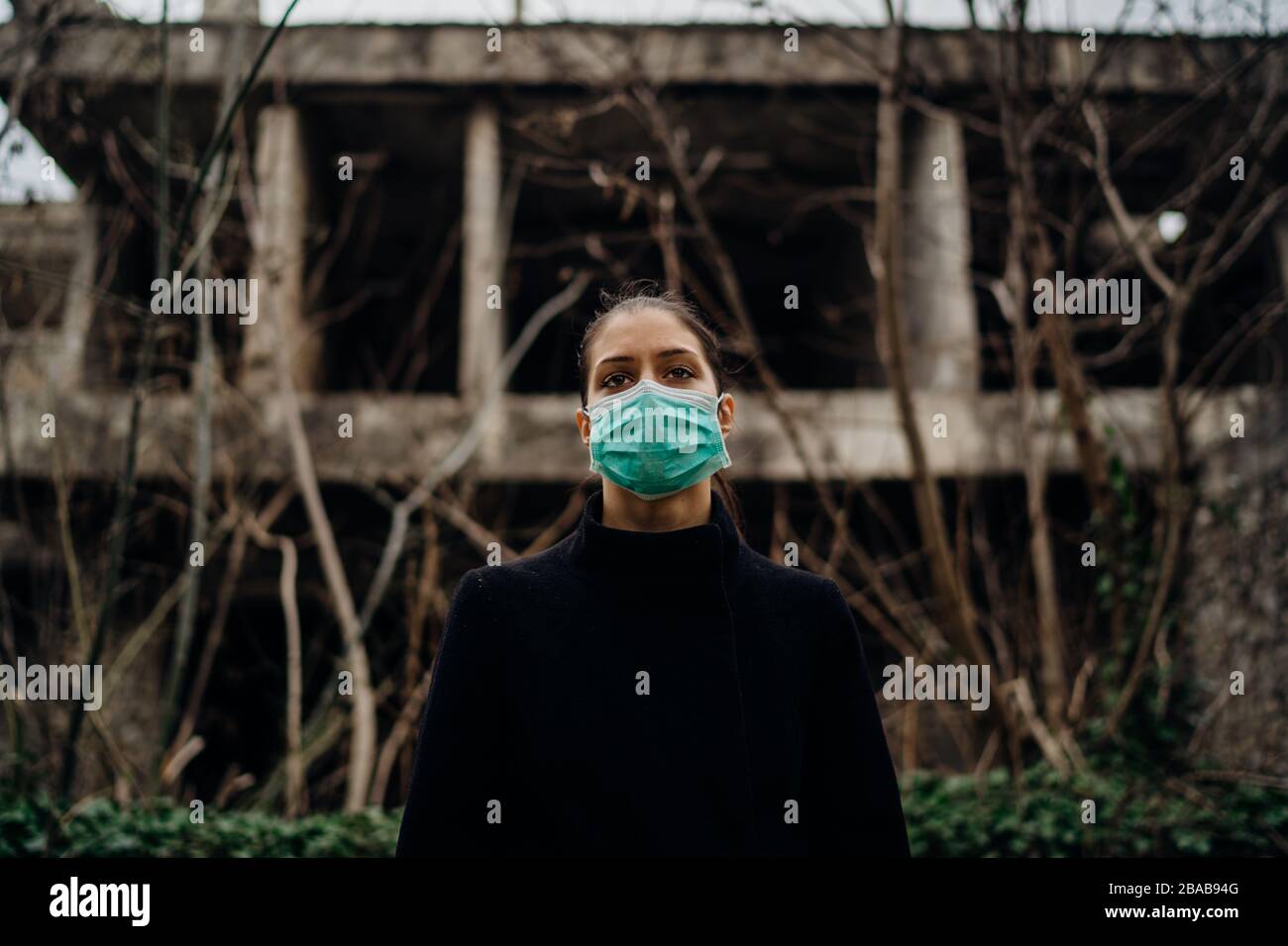 Patient, der an Infektionskrankheit leidet, kranker Mensch in Maske.erschrockene Frau, die an Symptomen einer unheilbaren Infektionskrankheit leidet.Frau mit Krankheit. Stockfoto