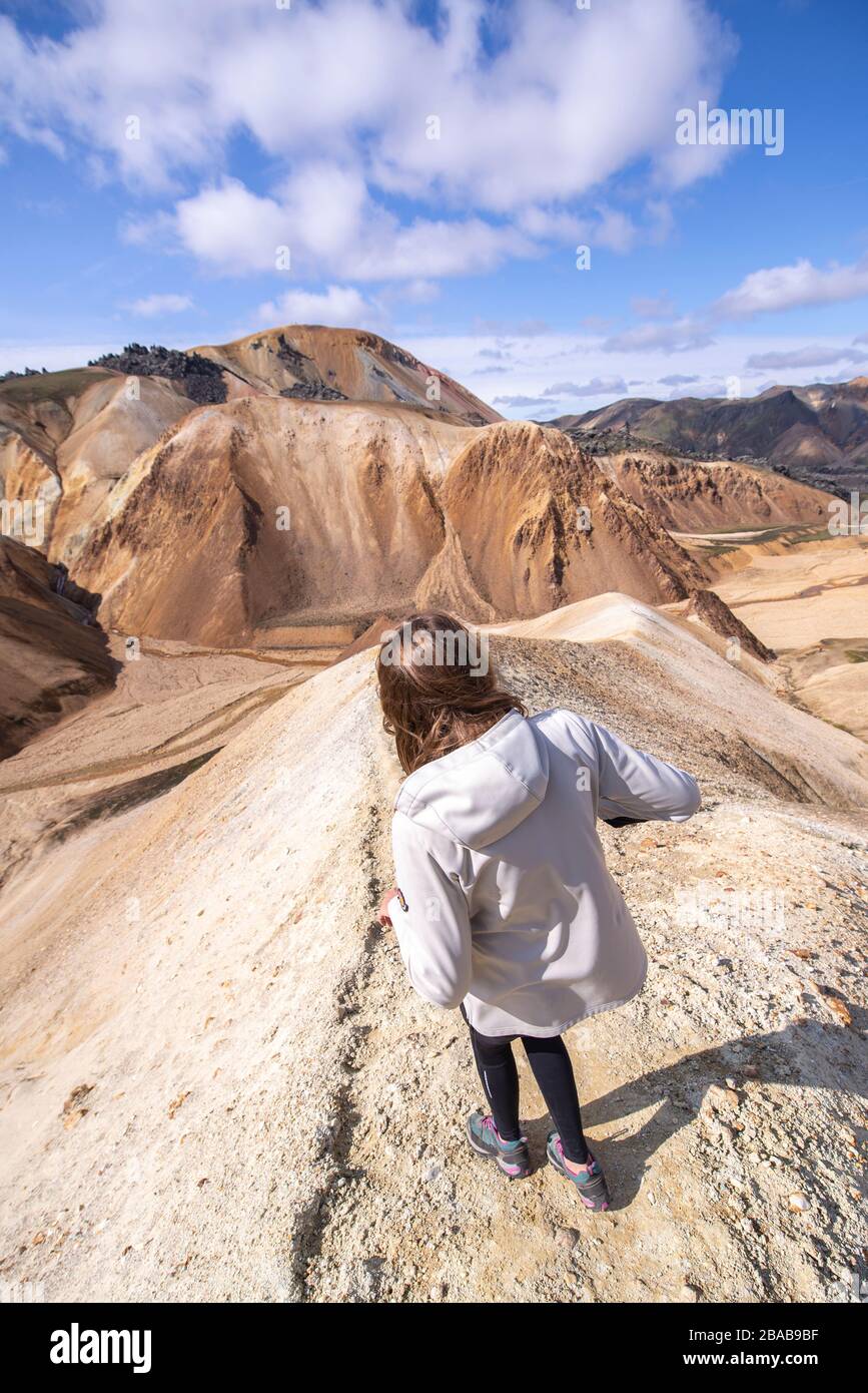 Blick von oben auf junge Frau, die auf Sanddüne bergab geht Stockfoto