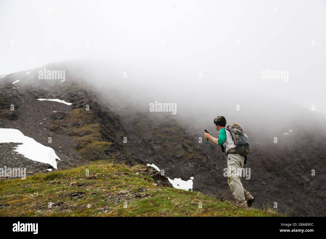 Ein Mann wandert einen Grat hinauf zum Gipfel des Cooper Mountain, Kenai-Halbinsel, Alaska. Stockfoto