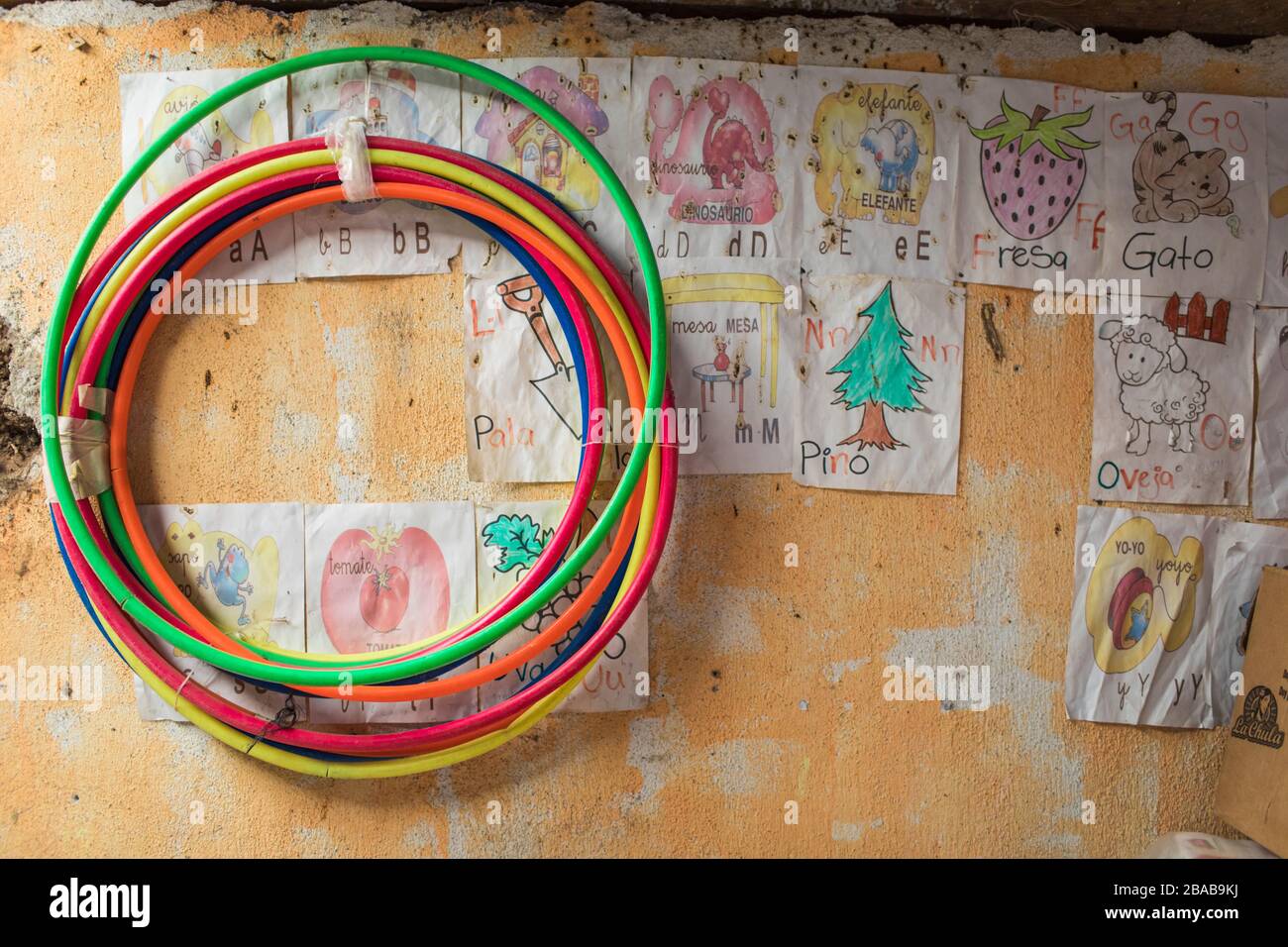 hula Hoop und Kinderkunst hängen an der Wand im ländlichen Schulunterricht Stockfoto