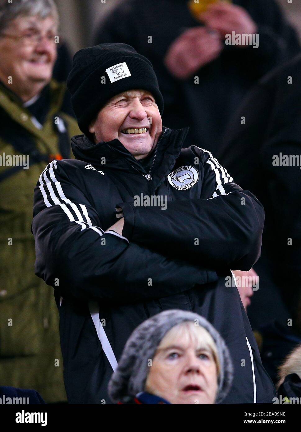 Ein Derby County Fan lächelt auf den Tribünen Stockfoto