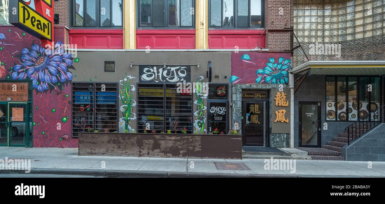 Blick auf die Straße in der Stadt mit Graffiti, Boston, Massachusetts, USA Stockfoto