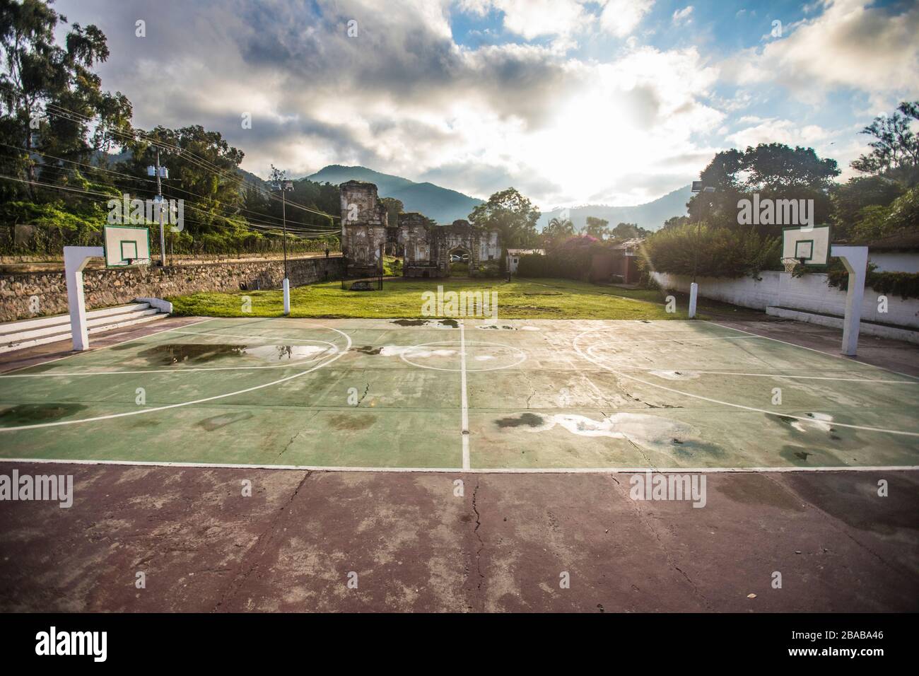 Basketballplatz neben Colonia Candelaria in Antigua. Stockfoto