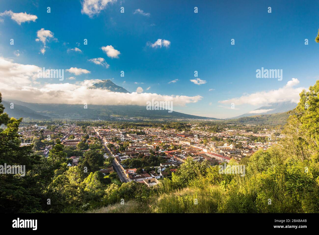 Hochwinkelansicht von Antigua, Guatemala und Vulkan Agua. Stockfoto Hochwinkelansicht von Antigua, Guatemala und Vulkan Agua. Stockfoto