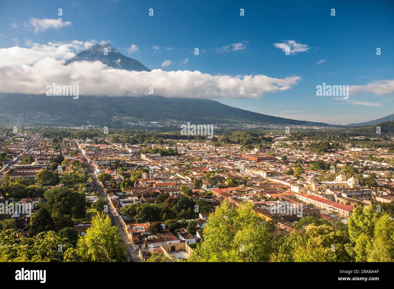 Hochwinkelansicht von Antigua, Guatemala und Vulkan Agua. Stockfoto Hochwinkelansicht von Antigua, Guatemala und Vulkan Agua. Stockfoto