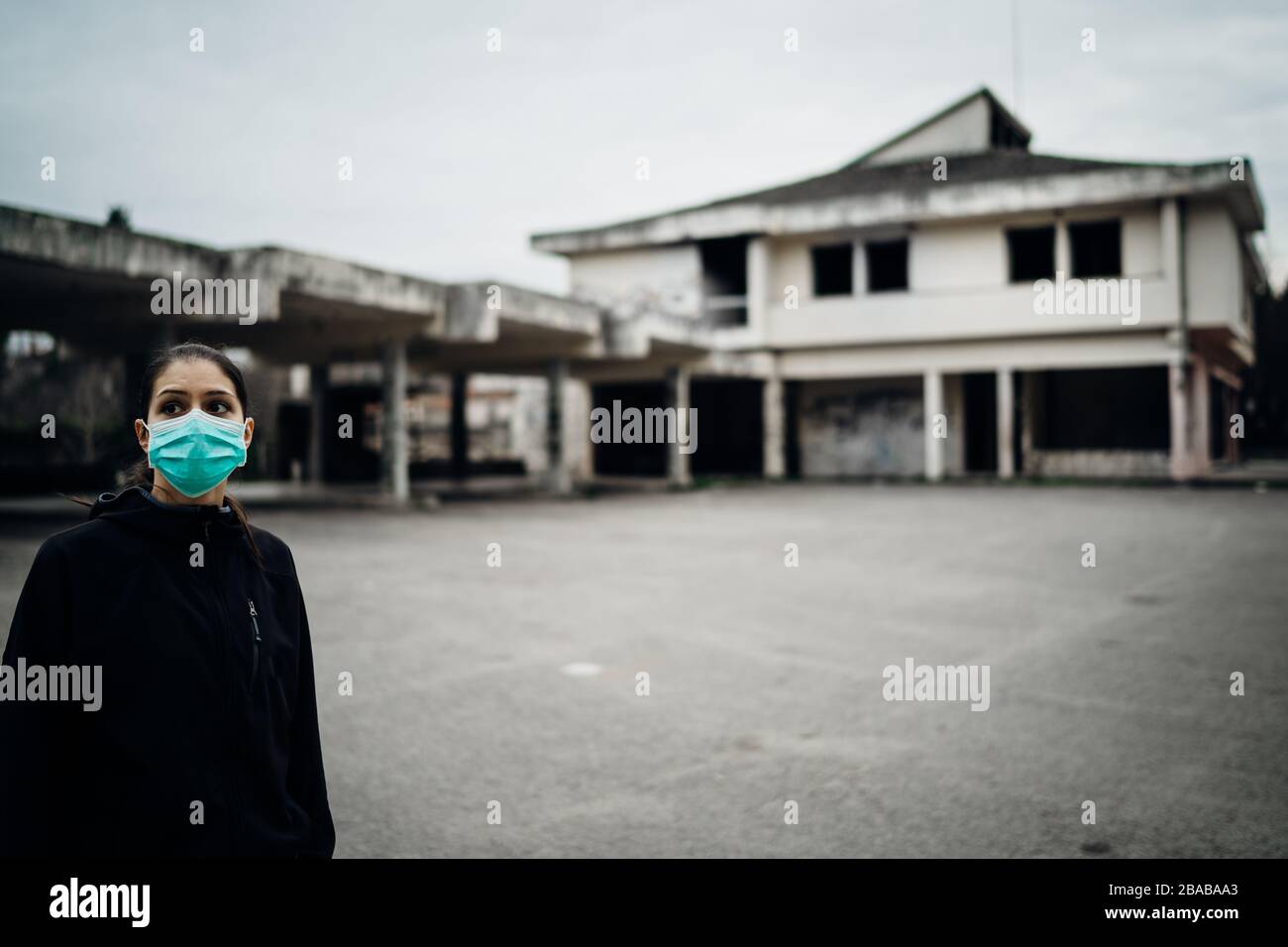 Erschrocken verwüstete Frau, die eine Schutzmaske trägt.Aktivitäten zur Zeit der Epidemie/Pandemie.Panik und Angst vor Infektionen.Leben in kontaminiertem Gebiet.Aktion Stockfoto