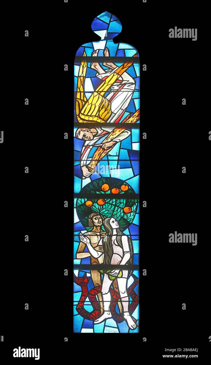 Adam und Eva, Glasfenster an der Evangelischen Kirche in Wasseralfingen, Deutschland Stockfoto