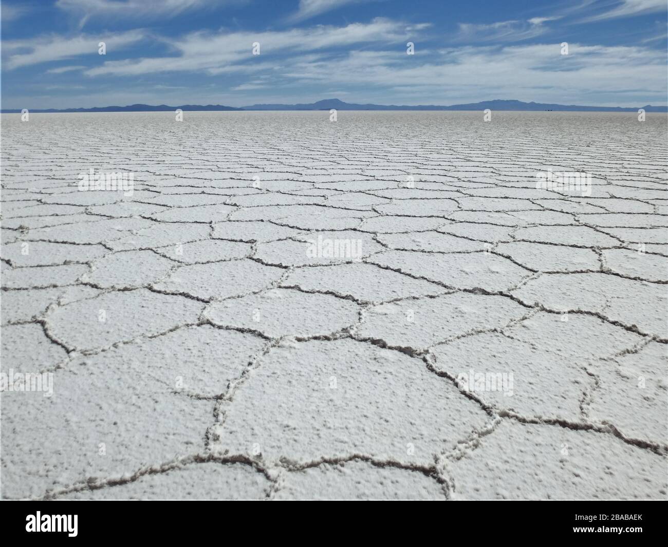 Salar de uyuni - großer Salzsee mit Salzpfanne und Salzkruste, der zur Salzgewinnung in einem nationalpark in Bolivien, Südamerika, verwendet wird Stockfoto