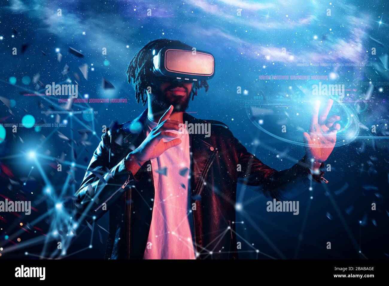 Der Junge mit VR-Brille spielt mit einem virtuellen Videospiel Stockfoto