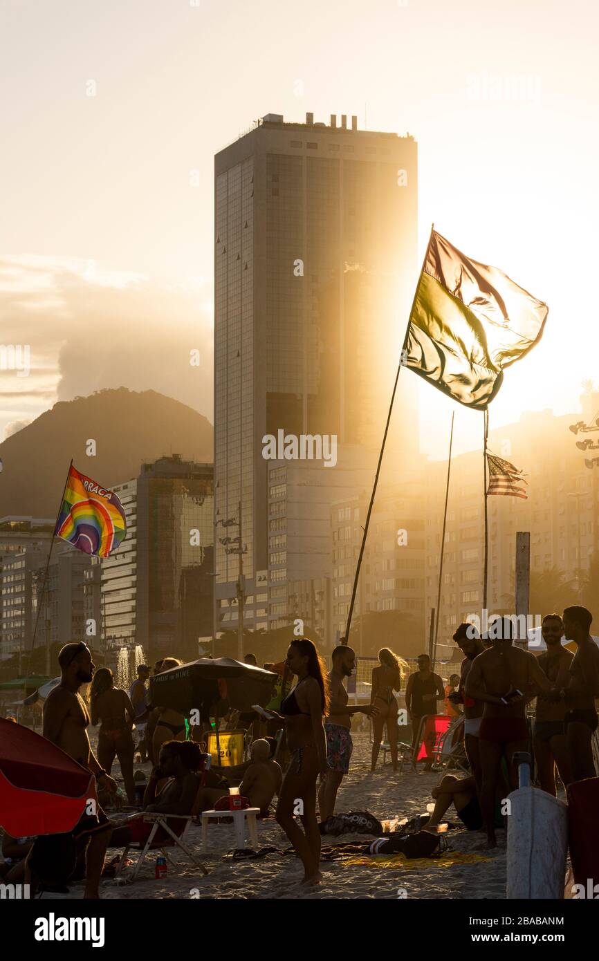 Wunderschöner Blick auf die Flagge und die Gebäude während des Sonnenuntergangs am Copacabana Beach Stockfoto